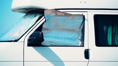 İç termal ekranlı karavan yazın doğada kamp yapan pencere camında kör. Karavanla seyahat ediyorum. Karavan tatili.