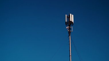 Cep telefonu telsiz ağı anten 4G veya 5G telekomünikasyon direğinde gökyüzüne karşı. Yeni teknoloji nesli. Radyasyon, insan sağlığı sorunları.