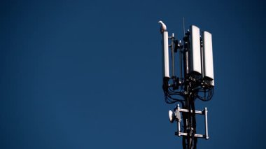 Cep telefonu telsiz ağı anten 4G veya 5G telekomünikasyon direğinde gökyüzüne karşı. Yeni teknoloji nesli. Radyasyon, insan sağlığı sorunları.