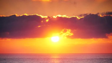 Sabahın erken saatlerinde deniz manzarası, deniz suyundan doğan güneş. Yanan turuncu gökyüzü. İspanya 'daki doğa manzarası.