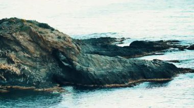Deniz manzarası. Kaya oluşumları olan İspanyol deniz kıyıları. Mavi sakin su. Almerya İspanya 'da Akdeniz kıyıları.