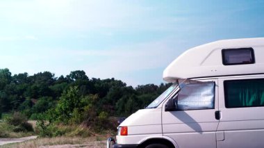 İç termal ekranlı karavan yazın doğada kamp yapan pencere camında kör. Karavanla seyahat ediyorum. Karavan tatili.