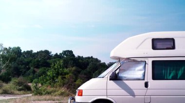 İç termal ekranlı karavan yazın doğada kamp yapan pencere camında kör. Karavanla seyahat ediyorum. Karavan tatili.