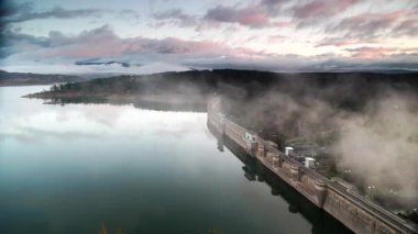 Zaman aşımı. Sabah sisi, İspanya 'nın kuzeyindeki Palencia, Kastilya ve Leon bölgesindeki Kamp Barajı' nda ilerliyor..