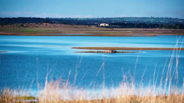 Iuz köyündeki Alqueva Barajı yapay gölü, Alentejo turizm bölgesi, Evora bölgesi, Portekiz Avrupa.