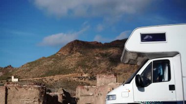 İspanya 'nın Sierra Alhamilla sıradağlarında doğayla ilgili bir karavan. Karavanla macera.