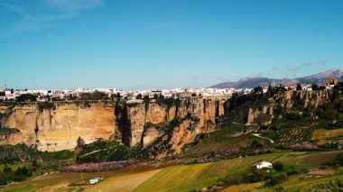 Zaman aşımı. Ronda, tepedeki eski kasaba ve yeşil bahar vadisi, panoramik manzara. Malaga, Endülüs ve İspanya 'da turistik ilgi.