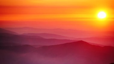 Rüzgar türbinleri gün batımında bulutların üzerinde. Portekiz 'deki Torre Dağı tepesinden Serra da Estrela' nın görüntüsü.