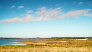Luz Köyü, Alentejo Turizm Bölgesi, Evora Bölgesi, Portekiz Avrupa Bölgesi 'ndeki Alqueva Barajı' ndaki yapay göl üzerinde zaman kaybı.