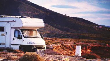 Kampçı sahilde kamp yapıyor. Akdeniz bölgesi Mazarron, Sierra de las Moreras Murcia İspanya. Motorlu ev tatili.