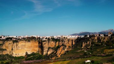 Zaman aşımı. Ronda, tepedeki eski kasaba ve yeşil bahar vadisi, panoramik manzara. Malaga, Endülüs ve İspanya 'da turistik ilgi.
