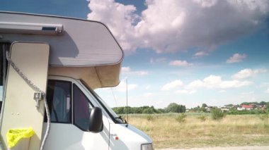 Kamp, yazın doğada eğlence aracı. Karavanla seyahat ediyorum. Karavan tatili.