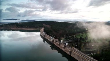 İspanya 'nın kuzeyindeki Palencia, Kastilya ve Leon bölgesinde bulunan Aguilar de Campoo barajında sabah sisi..