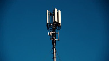 Cep telefonu telsiz ağı anten 4G veya 5G telekomünikasyon direğinde gökyüzüne karşı. Yeni teknoloji nesli. Radyasyon, insan sağlığı sorunları.