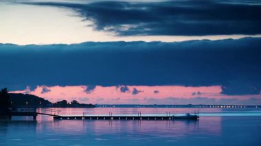 Akşam gün batımında su ve rıhtımda hareket eden bulutların hızlanması. Baltık Denizi, Puck Bay in poland ve hel yarımadası ufukta. Deniz kıyısı manzarası.