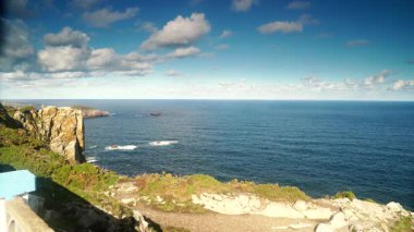 Atlantik Okyanusu 'nun deniz manzarası ve Penas Burnu' nun kayalık kıyıları. Kuzey İspanya 'da yüksek uçurumları olan deniz kıyısı.