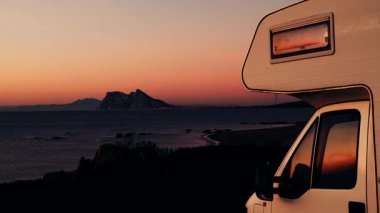 Sabah kumsalda karavan kampı, Punta Mala, Endülüs İspanya. Ufukta Cebelitarık kayası, İspanya kıyılarında İngiliz denizaşırı toprakları.