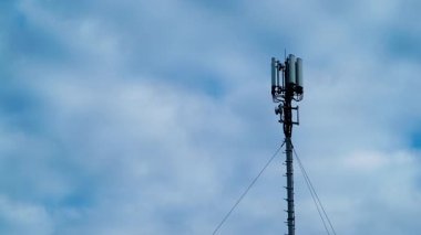 Telekomünikasyon kulesi gökyüzü arka planında 4G veya 5G hücresel ağ antenine sahip. Yeni mobil yayın teknolojisi üretimi.