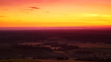 Zaman ayarlı. Yeşil vadi üzerinde gün batımı ve gece, Jura bölgesinde öğrenci komünü, Doğu Fransa 'da burgne-franche-comte.