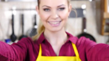 Yavaş çekimde acı ve tatlı biber arasında seçim yapan neşeli bir kadın. Gıda çeşni konsepti.