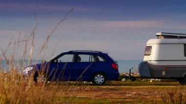 Karavan karavanı deniz kıyısında kamp yapıyor. Capicorb, Valencia bölgesi İspanya. Seyahat, seyyar evle tatil. Odaklan.