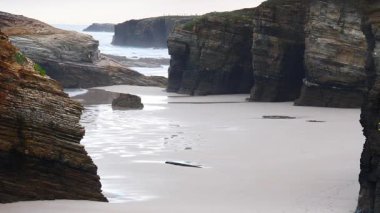 Galiçya İspanya 'daki Katedral Sahili' nde kayalık oluşumları. Playa de las Catedrales, Ribadeo 'da Katedrais Olarak, Lugo. Kuzey İspanya 'daki Cantabric kıyı şeridi. Turist eğlencesi.