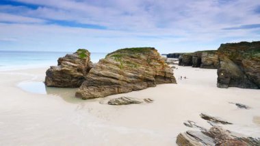 Katedraller Plajı, Ribadeo 'daki Playa las Catedrales, Lugo, Galiçya. İspanya 'nın kuzeyindeki Cantabric sahillerinde kayalık oluşumları. Turist eğlencesi.