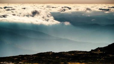 Yüksek dağlarda hareket eden tüylü bulutların zamanı. Portekiz 'deki Torre Dağı tepesinden Serra da Estrela' nın görüntüsü.