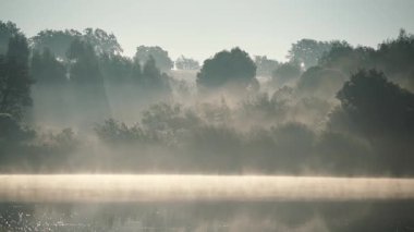 Zaman ayarlı. Sisli sabah manzarası. Sonbahar gölü suyunda sis. Povoa e meadas dam in castelo de vide, alentejo Portekiz.