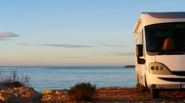 Kamp karavanı deniz kenarında, sabah vakti. Karavanla seyahat ediyorum. Karavan tatili. Doğa ve faaliyetler.