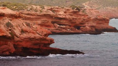 Deniz manzarası. İspanyol kıyı manzarası, kayalıklı kıyı şeridi. Akdeniz bölgesi Mazarron Körfezi, Sierra de las Moreras Murcia, İspanya