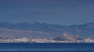 Deniz manzarası. Benacantil Dağı 'ndaki Akdeniz kıyısı, kentin ve Santa Barbara Kalesi' nin uzaklığından görülebiliyor. İspanya, costa blanca.