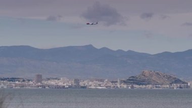 Alicante, valencia, İspanya - 13 Aralık 2019: Kosta blanca kıyı şeridi deniz kenarı alacant şehri ve Norveç uçağı havada. Seyahat.