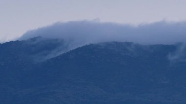 Dağların üzerindeki bulutlar. Almerya 'da Tabernas Çölü manzarası, İspanya.