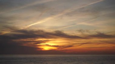 Akşamları deniz manzarası, deniz suyunda gün batımı. Gece çöküyor. Endülüs İspanya 'da doğa manzarası. Zaman penceresi