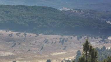Yeşil dağ manzarası, Burgos İspanya 'daki tepe arazisi.