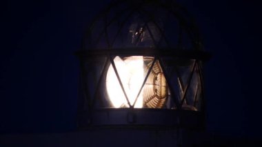 Detaylı görüntü. Gece fenerli fener feneri. İspanya 'nın Asterias kıyısındaki Faro Cabo otobüsü. Turistik yerler, ziyaret edilecek yerler..