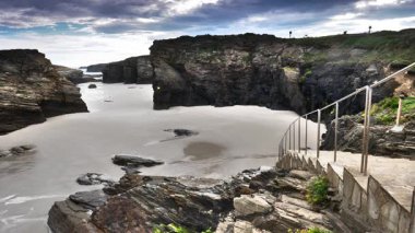 Katedraller Plajı, Ribadeo 'daki Playa las Catedrales, Lugo, Galiçya. İspanya 'nın kuzeyindeki Cantabric sahillerinde kayalık oluşumları. Turist eğlencesi.