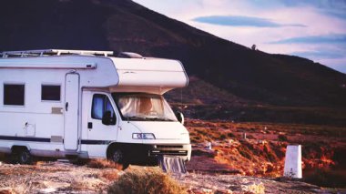 Kampçı sahilde kamp yapıyor. Akdeniz bölgesi Mazarron, Sierra de las Moreras Murcia İspanya. Motorlu ev tatili.
