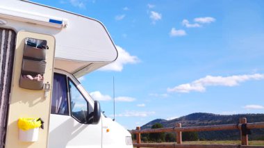 Kampçı, İspanya 'da doğada eğlence aracı. Karavanla seyahat ediyorum. Karavan tatili.