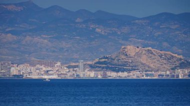 Deniz manzarası. Benacantil Dağı 'ndaki Akdeniz kıyısı, kentin ve Santa Barbara Kalesi' nin uzaklığından görülebiliyor. İspanya, costa blanca.