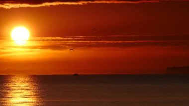 Sabahın erken saatlerinde deniz manzarası, deniz suyundan doğan güneş. Yanan turuncu gökyüzü. Doğa manzarası. Valencia İspanya.