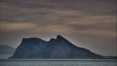 Cebelitarık kayası üzerinde ilerleyen bulutlar, akşam gökyüzü. Torrecarbonera Sahili, Punta Mala, Endülüs İspanya. Turist eğlencesi.