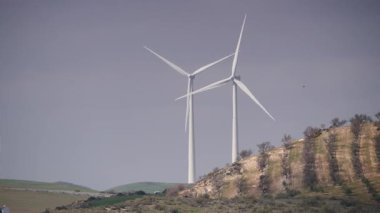 Tepelerde rüzgar türbinleri. Ardales, Malaga, Endülüs İspanya yakınlarındaki yenilenebilir enerji üretimi için enerji jeneratörü çiftliği.