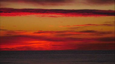 Sabahın erken saatlerinde deniz manzarası, deniz suyundan doğan güneş. Yanan turuncu gökyüzü. Doğa manzarası. Valencia İspanya.