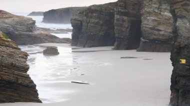 Playa las catedrales, Ribadeo 'daki Katedrais Plajı, Lugo, Galiçya. Kuzey İspanya 'daki Cantabric deniz manzarası.