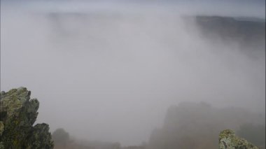 Alçak bulutlar içinde bir dağ. Sisli dağlar manzarası. Zaman Uygulaması