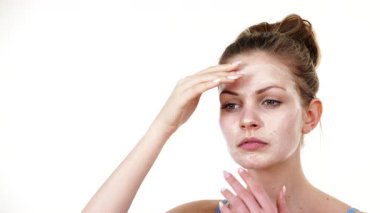 Yüzünde nemlendirici maske kremi olan genç bir kadın. Cilt nemlendiricisine dikkat eden bir kız. Cilt bakımı.