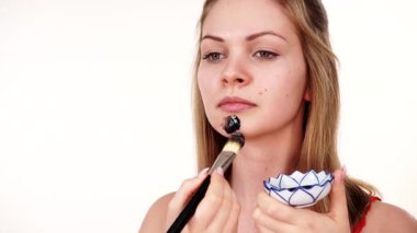 Genç bir kadın yüzüne karbonhidrat temizleme maskesi takıyor, yüzüne, beyaza. Genç kız yağlı cildiyle ilgileniyor, gözenekleri temizliyor. Güzellik tedavisi. Cilt bakımı.