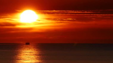 Deniz Burnu. Gün doğumunda deniz suyunda balıkçı teknesi. Doğa manzarası, sabahın erken saatlerinde.